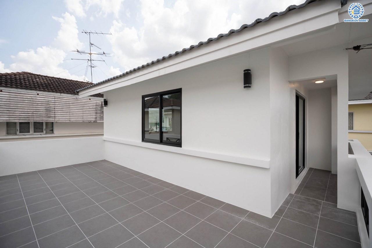 บ้านมือสองตกแต่งใหม่ แบรนด์ LH โครงการ ชัยพฤกษ์ บางบัวทอง หลังใหญ่ เนื้อที่ 76 ตร.ว. ฟังก์ชัน 3 ห้องนอน 2 ห้องน้ำ จอดรถได้ 2 คัน พร้อม Facilities ครบครัน บนทำเลเดินทางสะดวก ติดถนนบางกรวย-ไทรน้อย ใกล้เซ็นทรัลเวสต์เกต และรถไฟฟ้าสายสีม่วง "สถานีบางพลู"